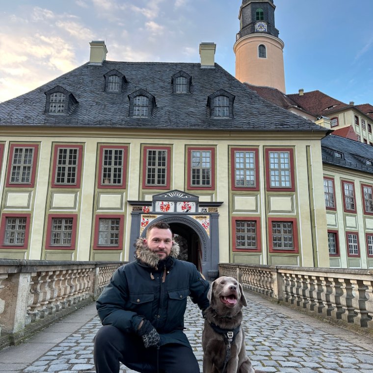 Nick Dietrich vor Schloss Rauenstein